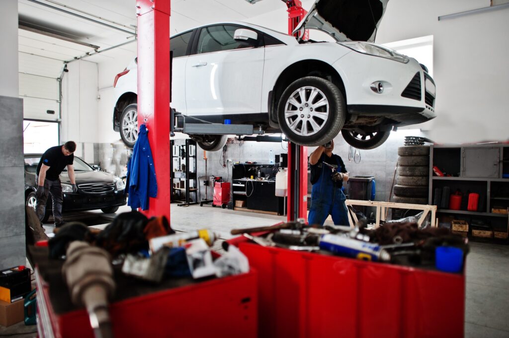 Auto nosturilla korjaamossa